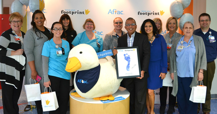 Aflac - Big shout out to Hall of Fame pitcher Tom Glavine and his wife  Chris for receiving the Aflac Duckprints award for their work fighting  childhood cancer. The Glavines are seen
